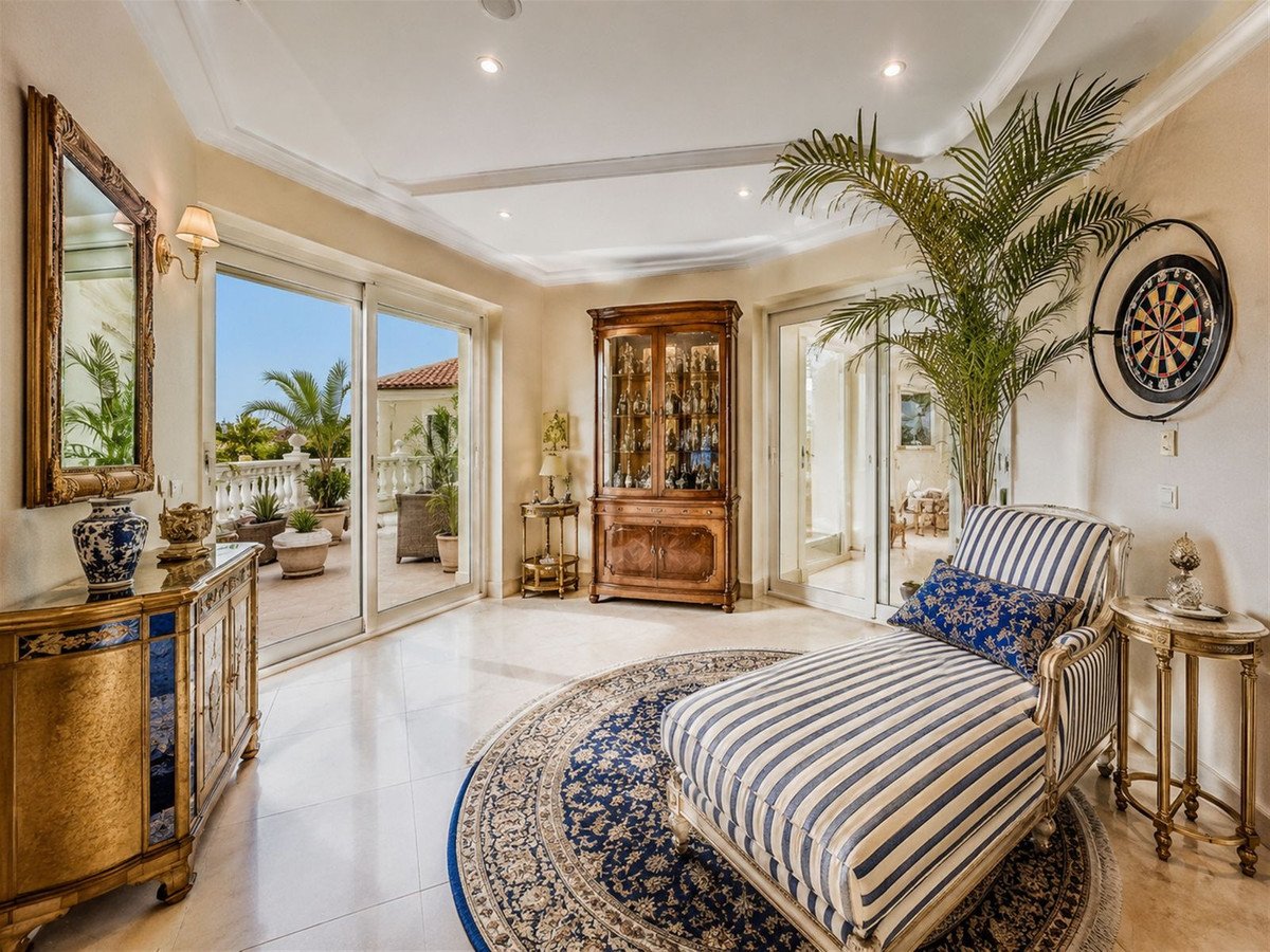 6 Bed Detached Villa in Hacienda Las Chapas