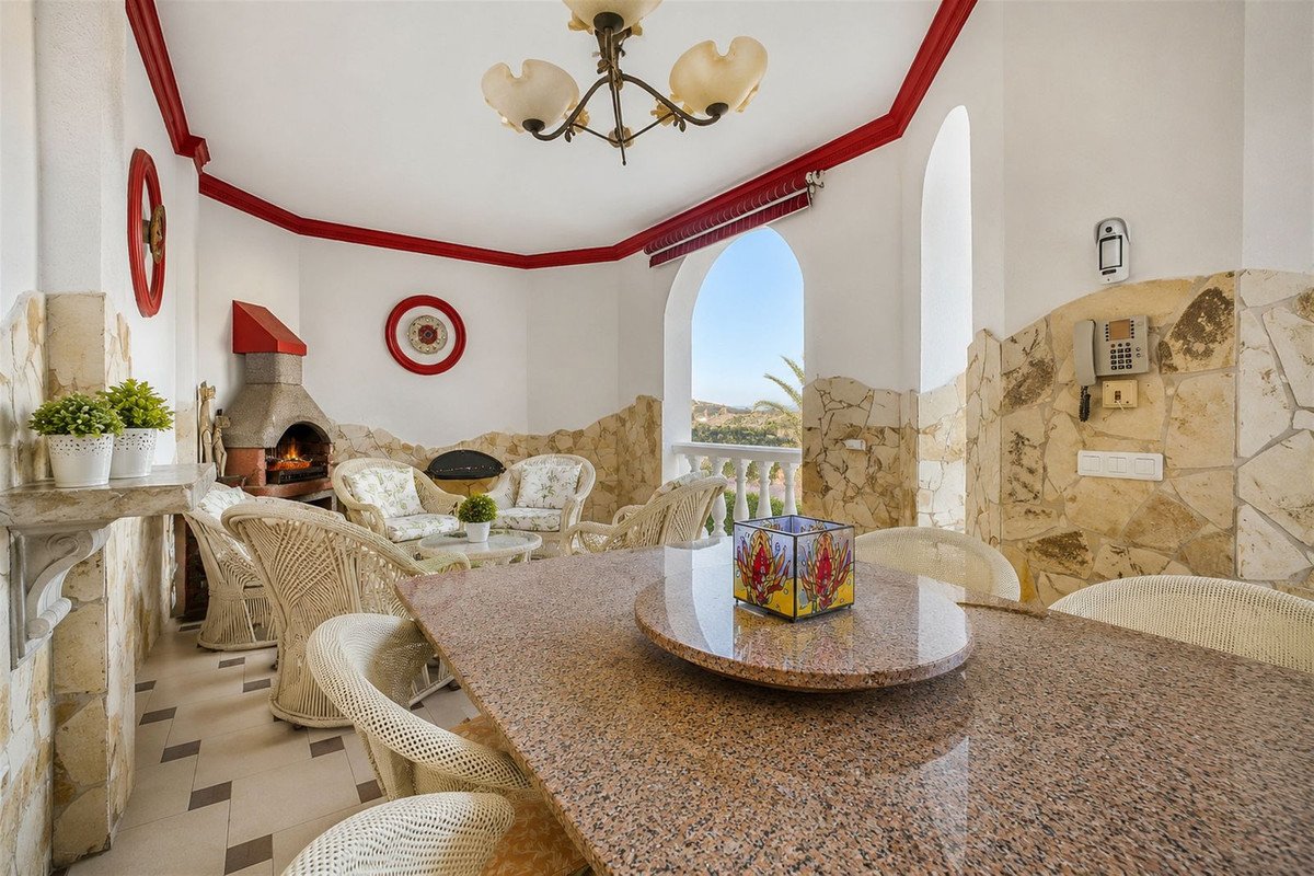 6 Bed Detached Villa in Hacienda Las Chapas