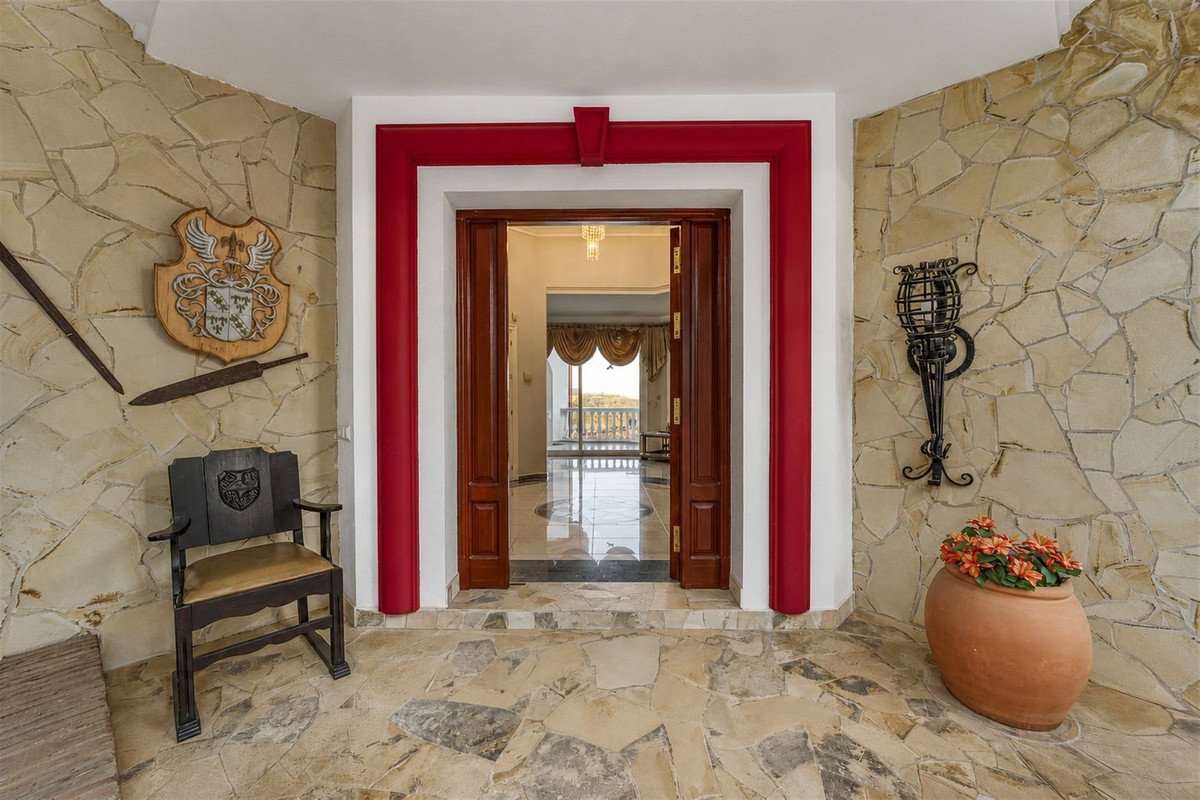 6 Bed Detached Villa in Hacienda Las Chapas