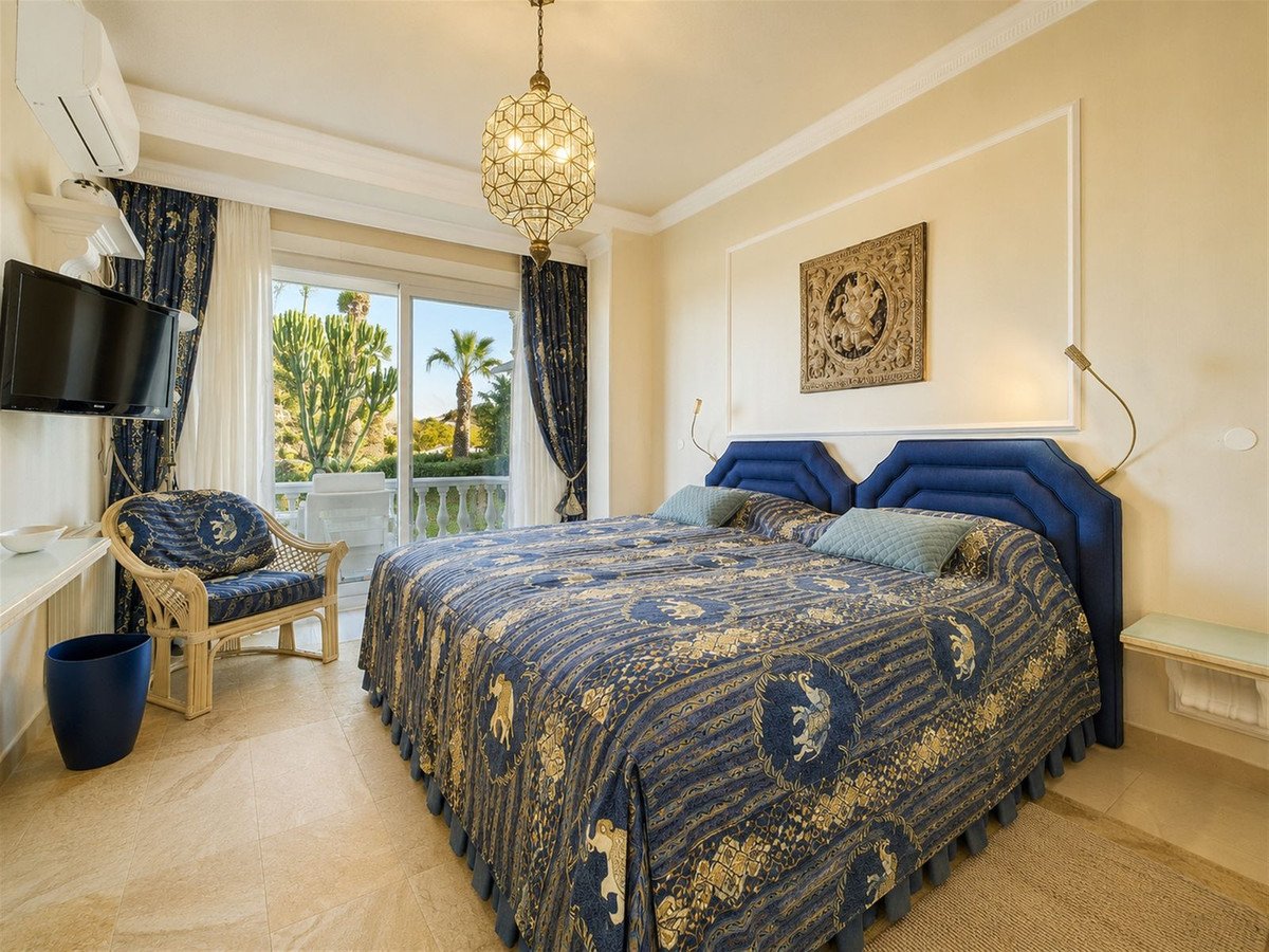 6 Bed Detached Villa in Hacienda Las Chapas