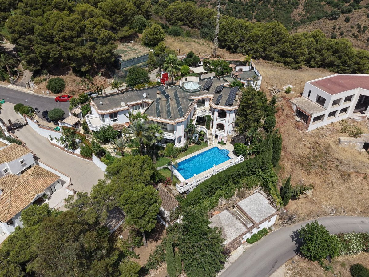 6 Bed Detached Villa in Hacienda Las Chapas