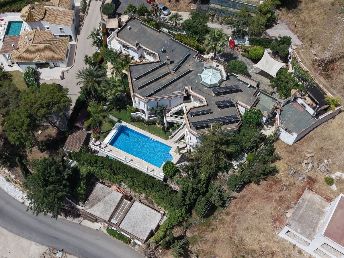 6 Bed Detached Villa in Hacienda Las Chapas