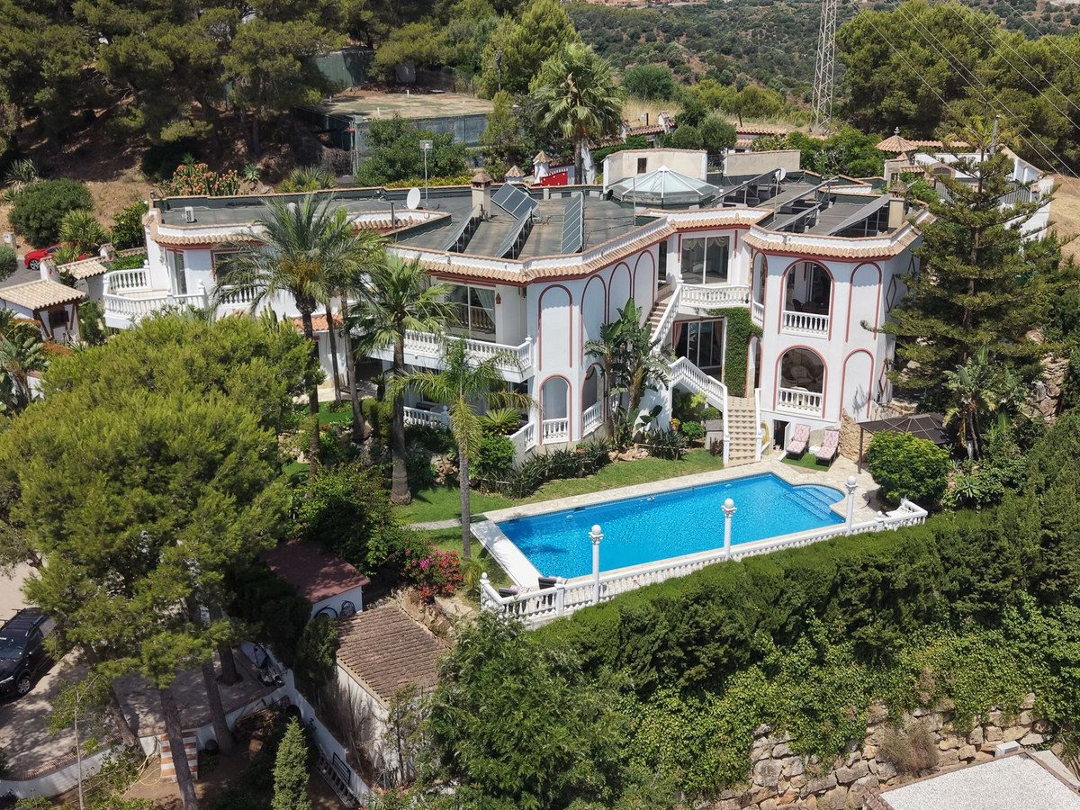 6 Bed Detached Villa in Hacienda Las Chapas