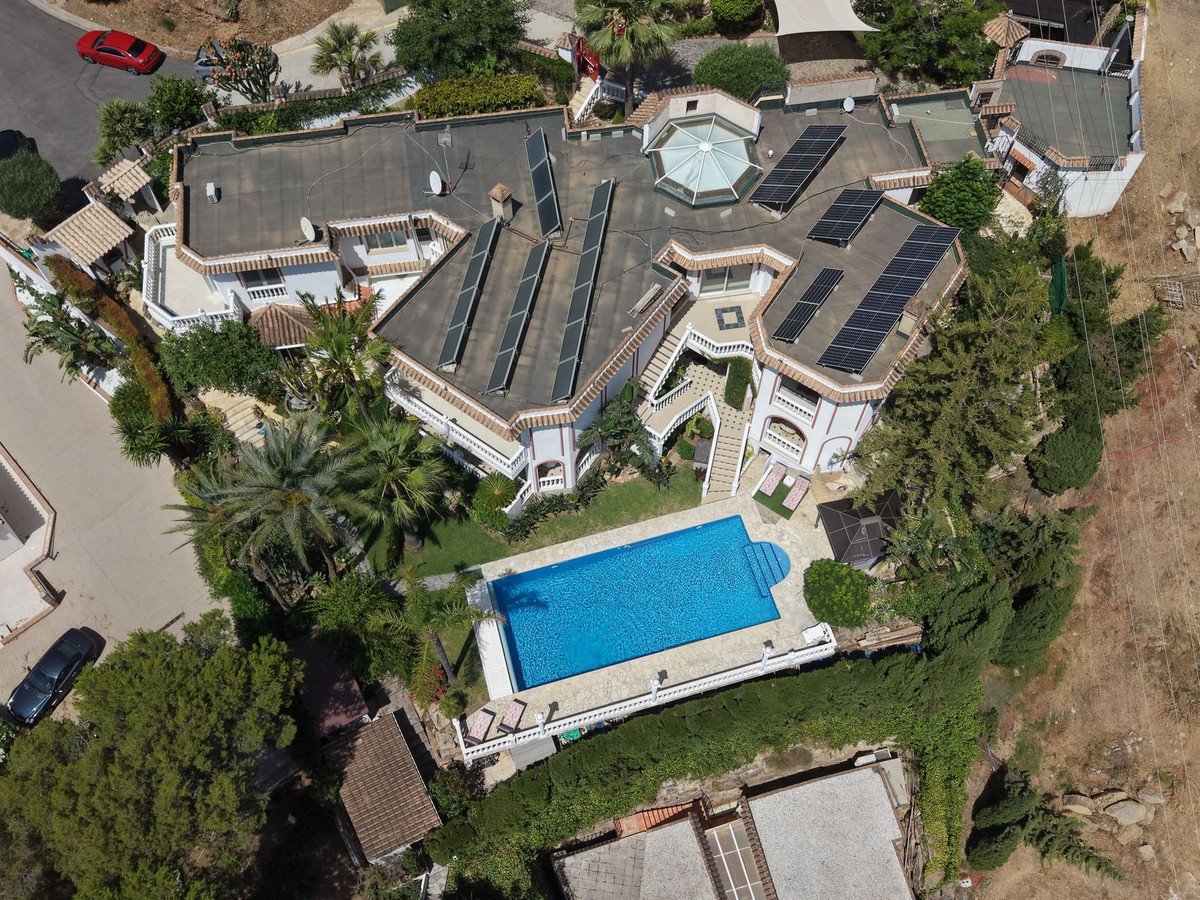 6 Bed Detached Villa in Hacienda Las Chapas