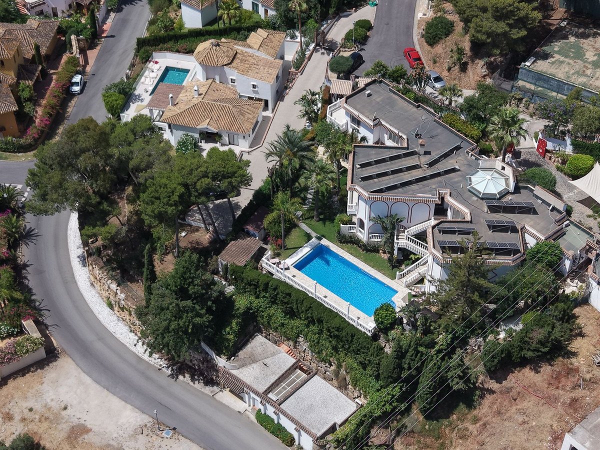 6 Bed Detached Villa in Hacienda Las Chapas