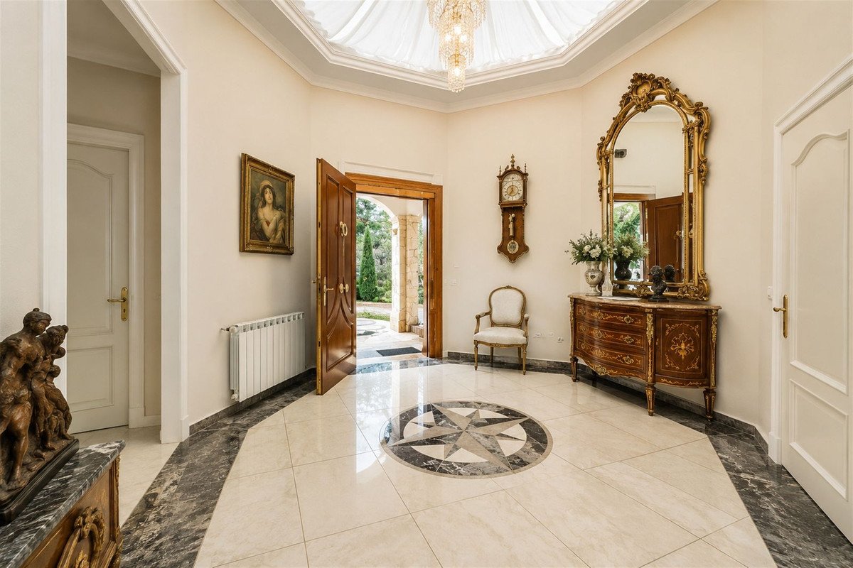 6 Bed Detached Villa in Hacienda Las Chapas