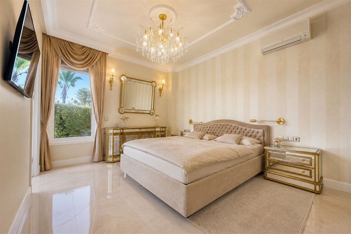 6 Bed Detached Villa in Hacienda Las Chapas