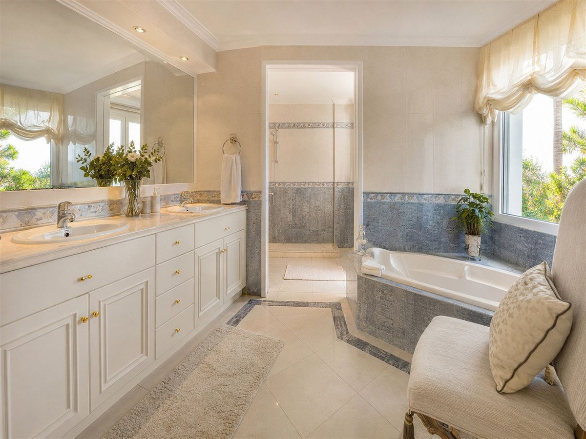 6 Bed Detached Villa in Hacienda Las Chapas
