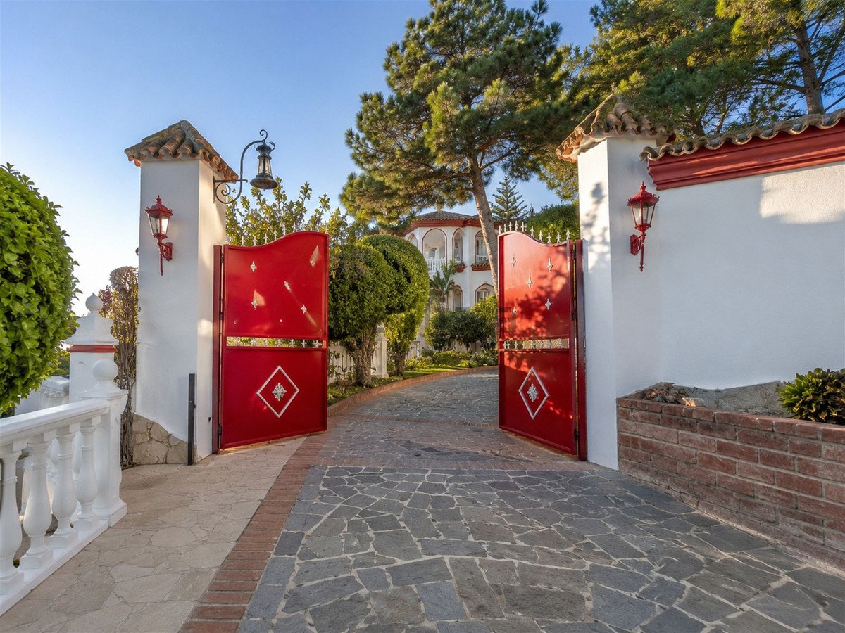 6 Bed Detached Villa in Hacienda Las Chapas