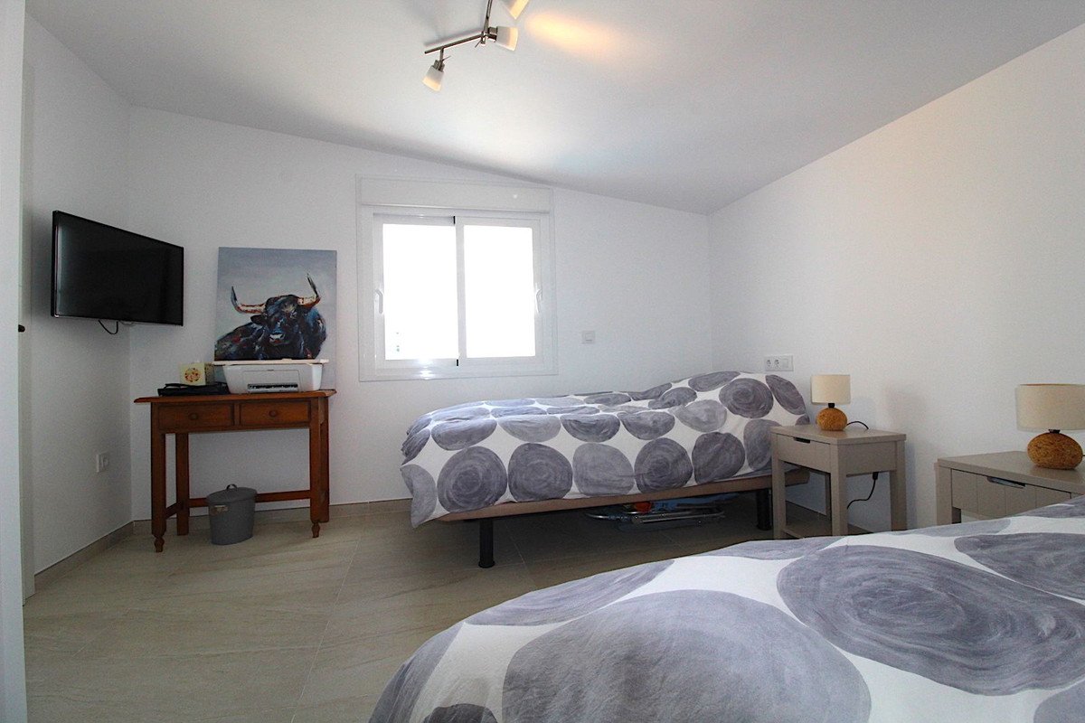 4 Bed Semi-Detached House in Aloha