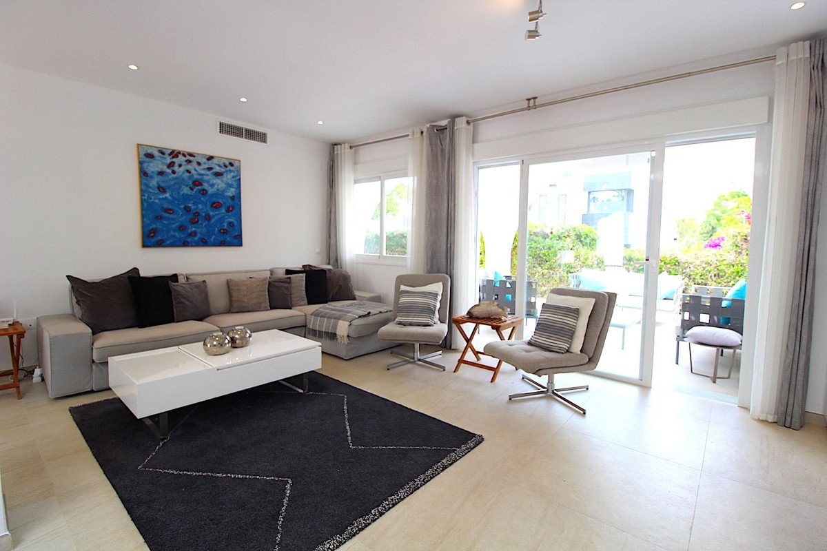 4 Bed Semi-Detached House in Aloha