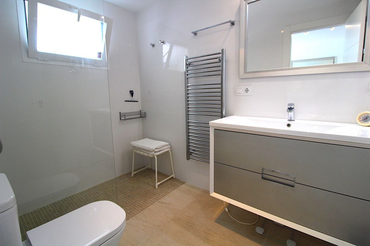 4 Bed Semi-Detached House in Aloha