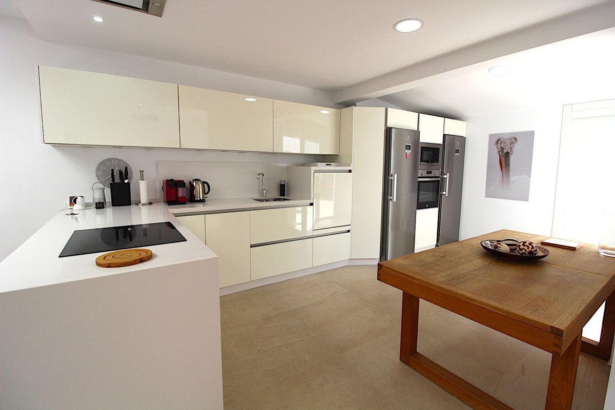 4 Bed Semi-Detached House in Aloha