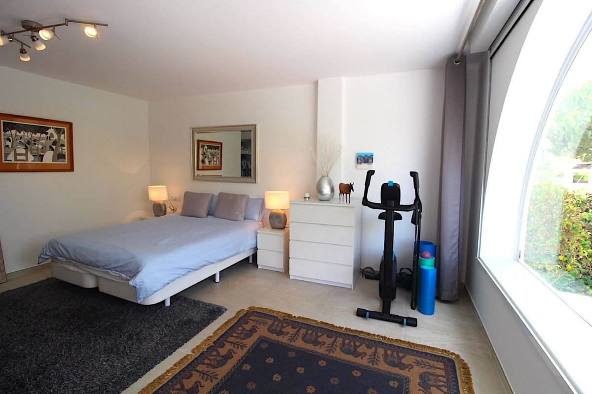 4 Bed Semi-Detached House in Aloha
