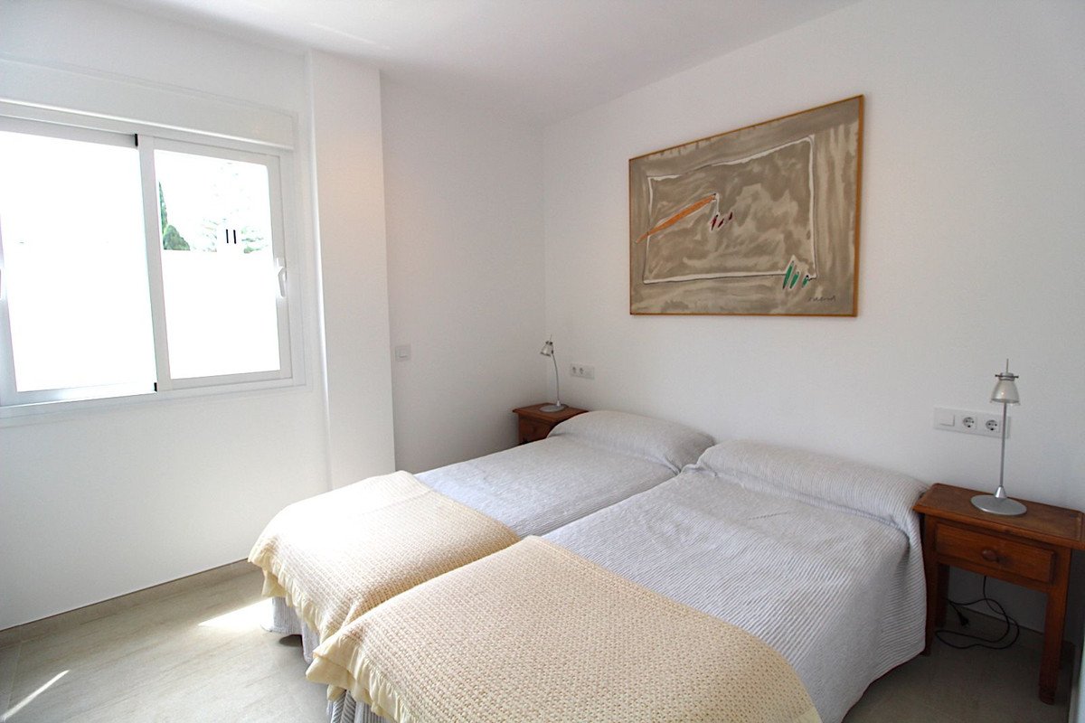 4 Bed Semi-Detached House in Aloha