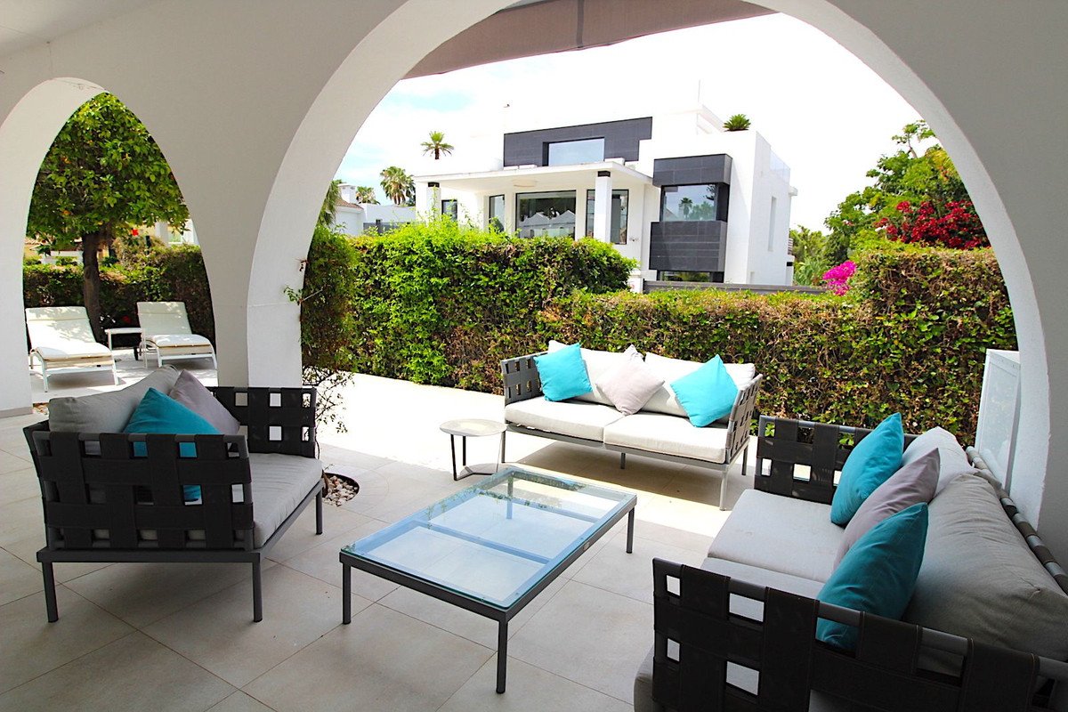 4 Bed Semi-Detached House in Aloha
