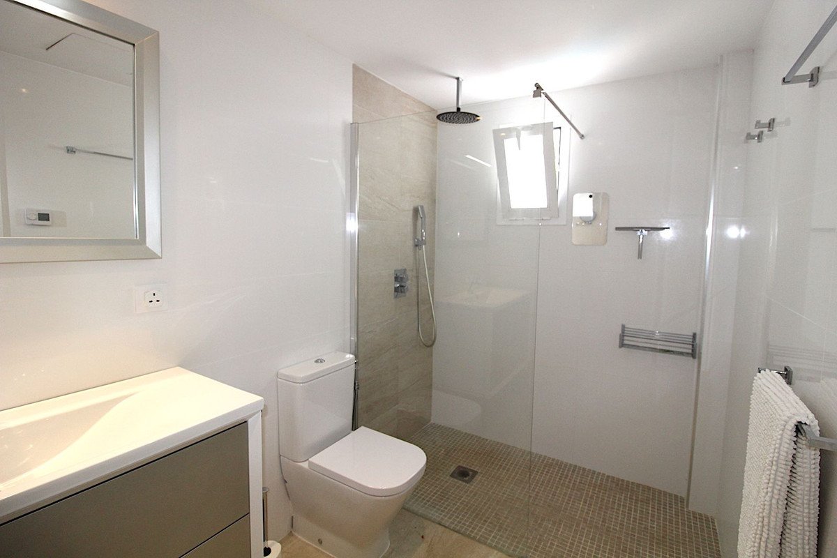 4 Bed Semi-Detached House in Aloha