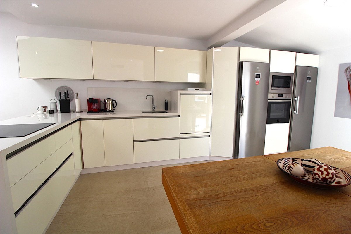 4 Bed Semi-Detached House in Aloha