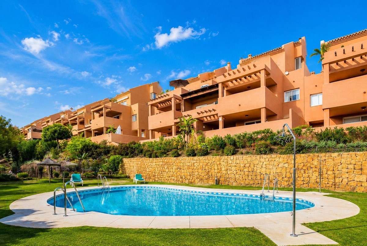 2 Bed Middle Floor Apartment in Elviria