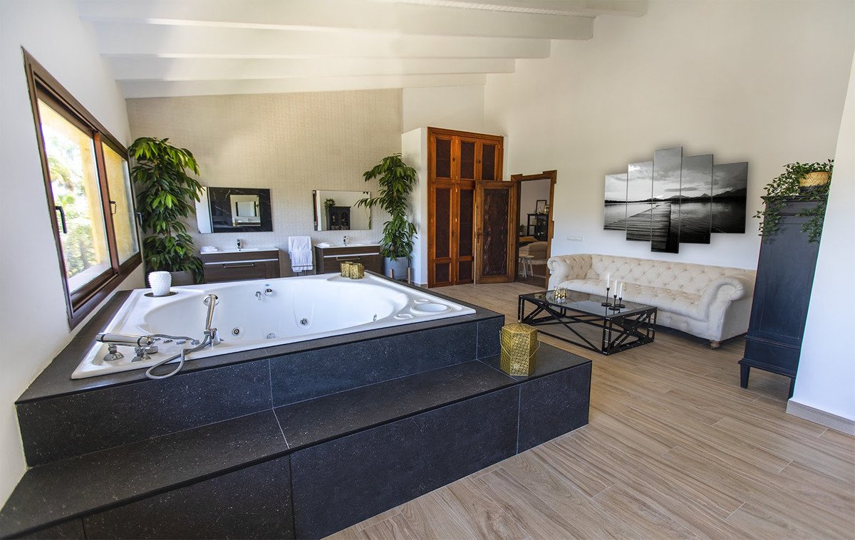10 Bed Detached Villa in Nueva Andalucía