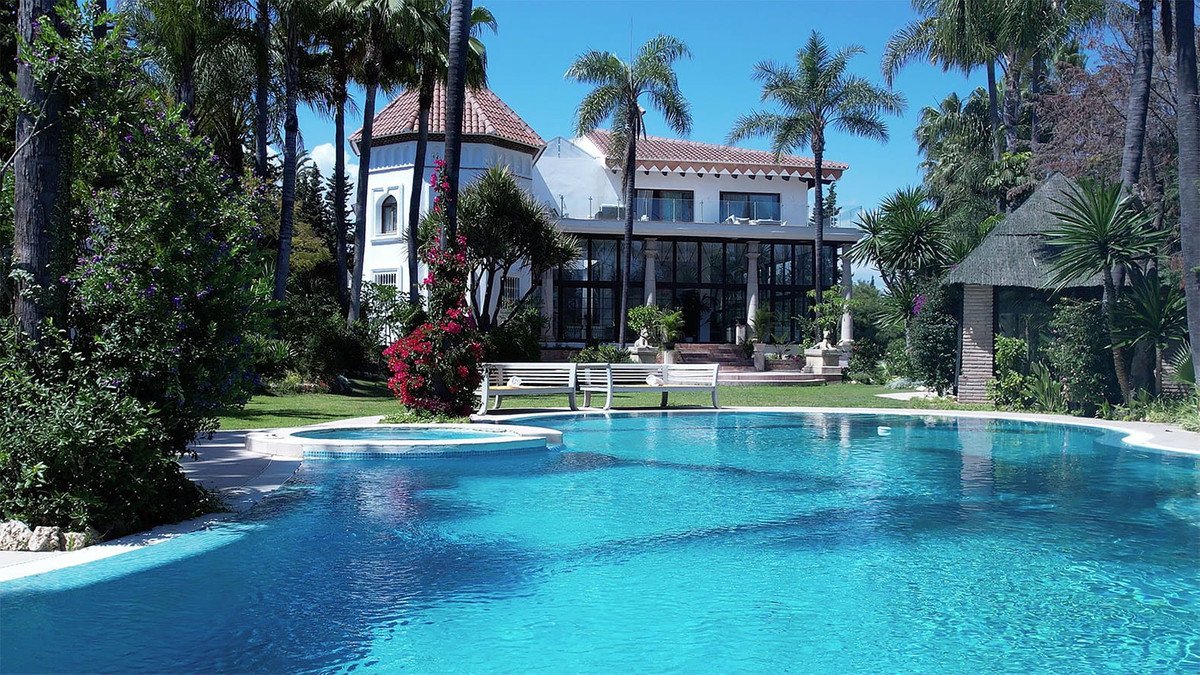10 Bed Detached Villa in Nueva Andalucía