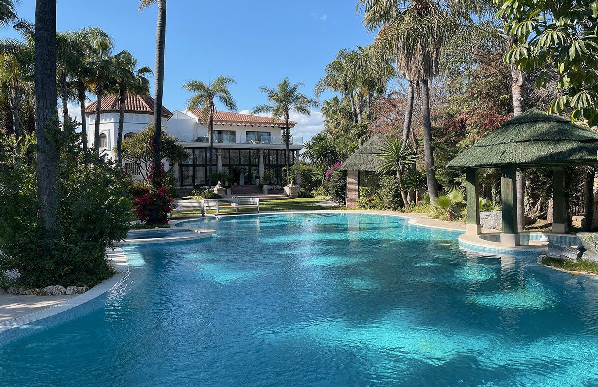 10 Bed Detached Villa in Nueva Andalucía