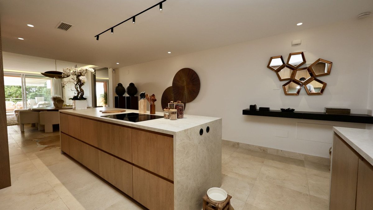 2 Bed Middle Floor Apartment in Nueva Andalucía