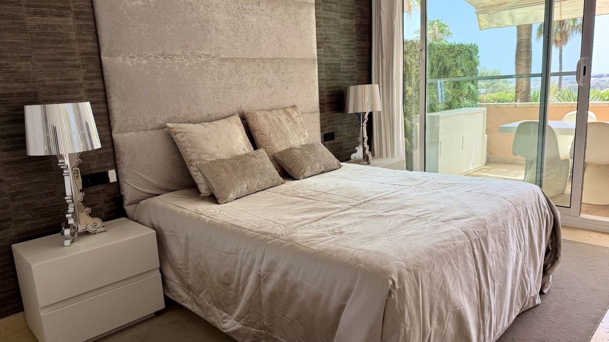 2 Bed Middle Floor Apartment in Nueva Andalucía