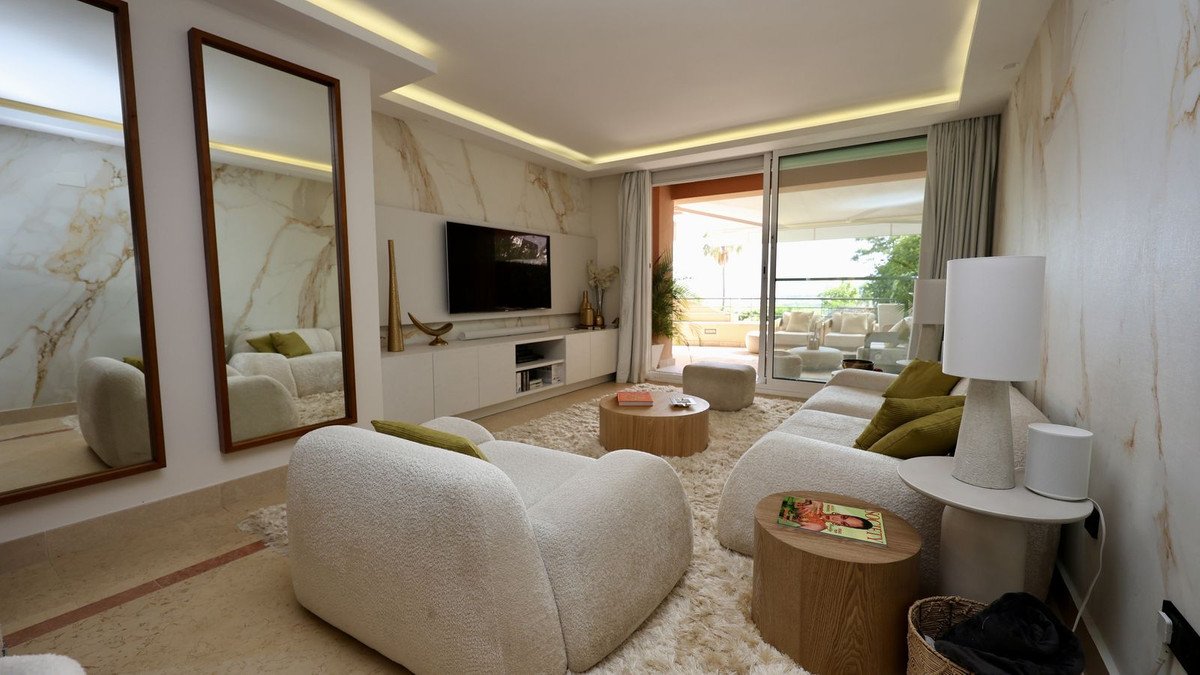 2 Bed Middle Floor Apartment in Nueva Andalucía