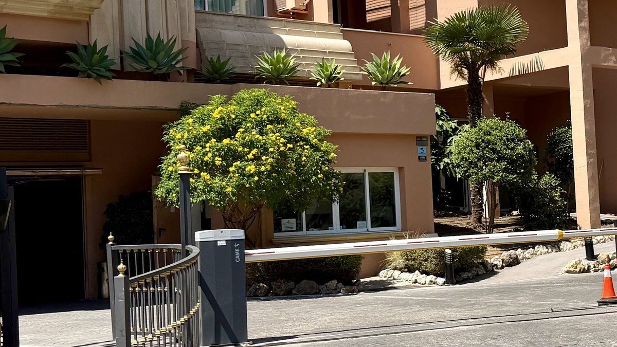 2 Bed Middle Floor Apartment in Nueva Andalucía