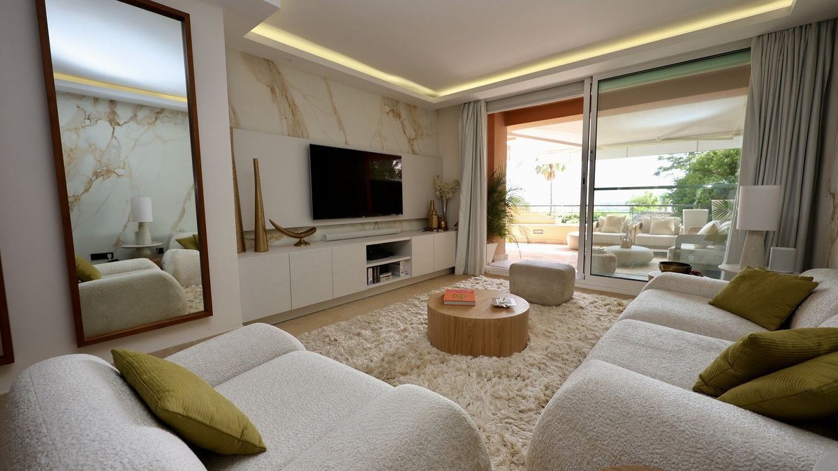 2 Bed Middle Floor Apartment in Nueva Andalucía