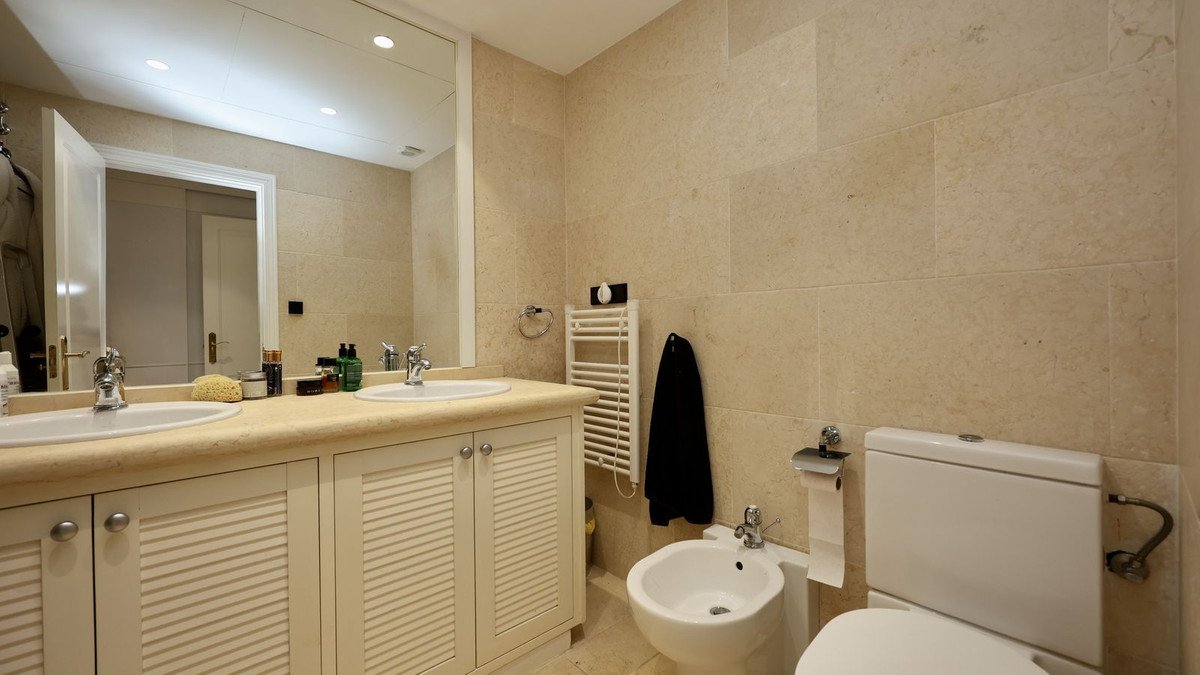 2 Bed Middle Floor Apartment in Nueva Andalucía