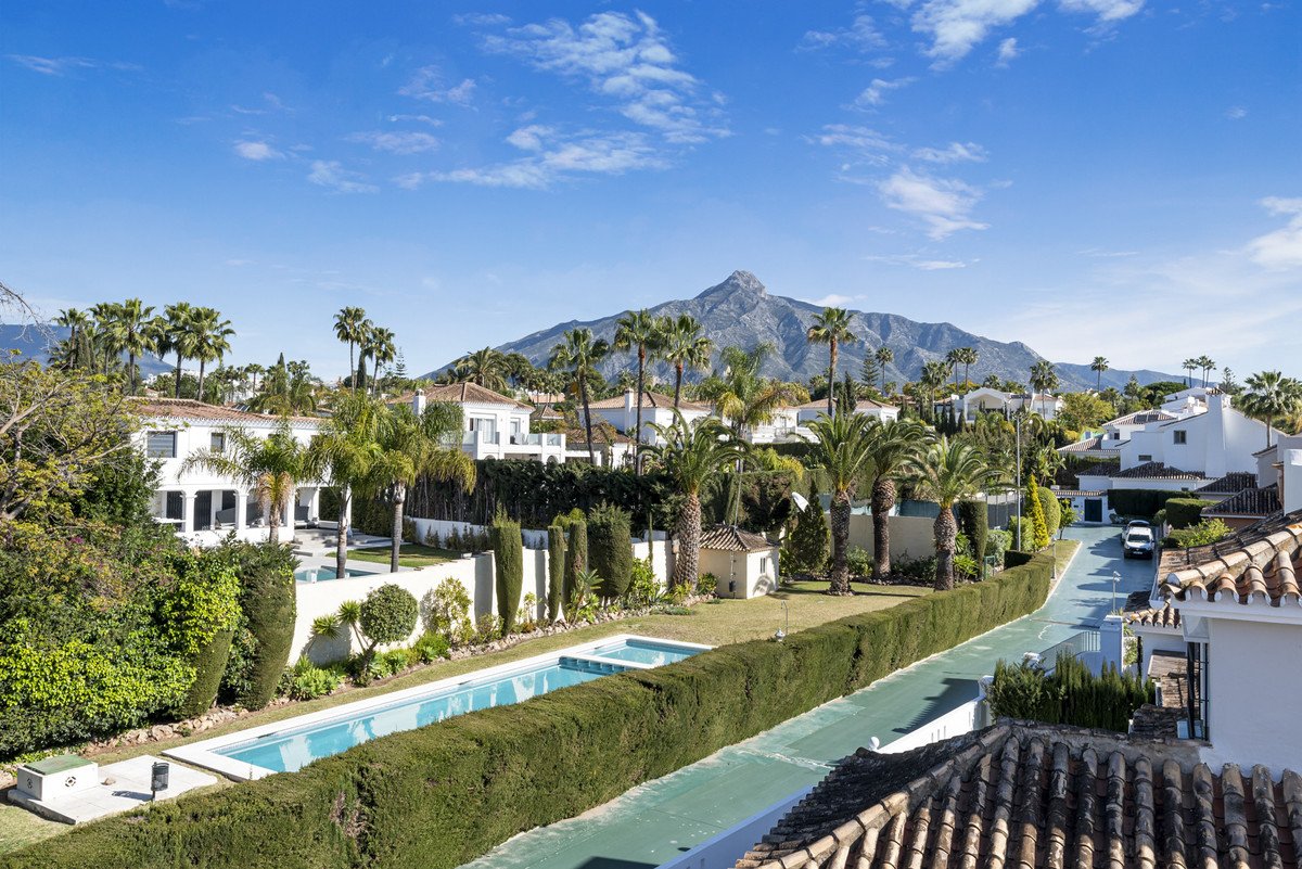 6 Bed Detached Villa in Nueva Andalucía