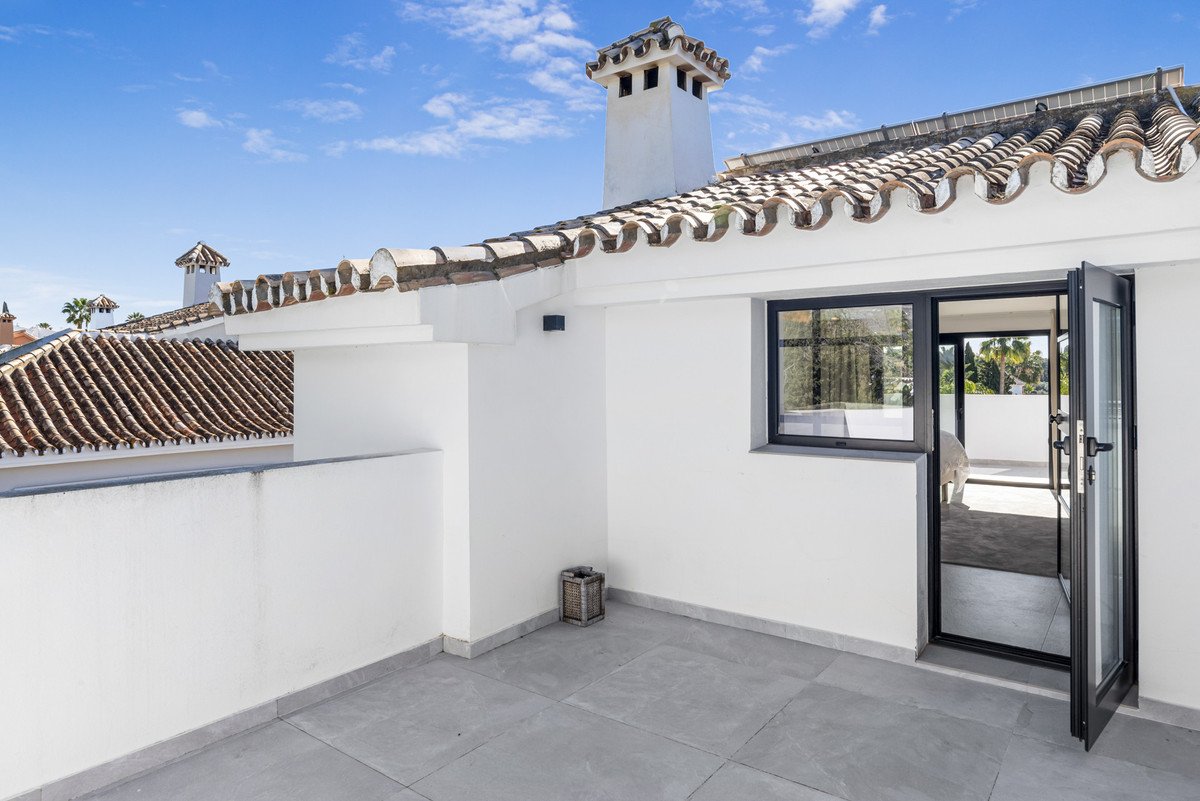 6 Bed Detached Villa in Nueva Andalucía
