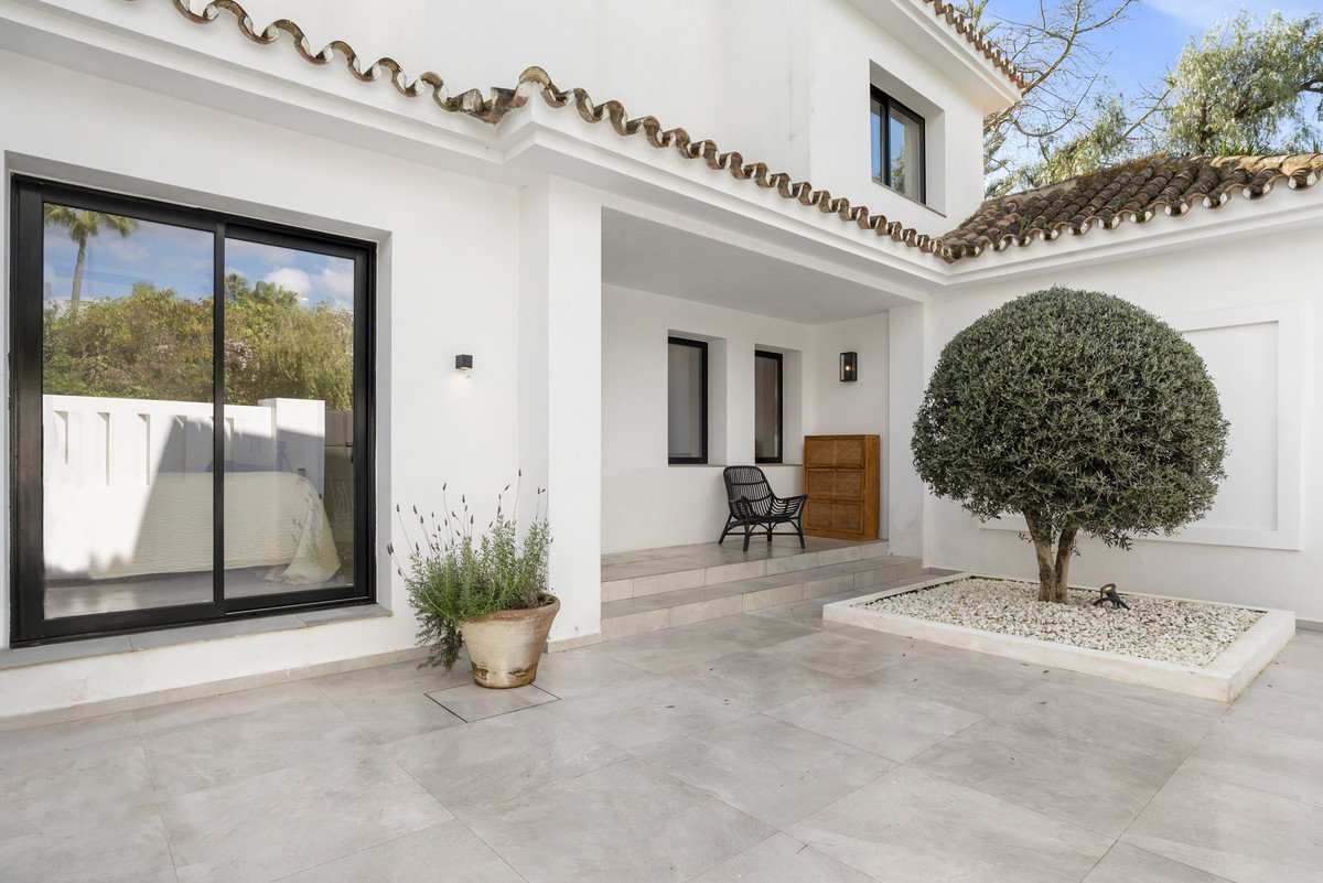 6 Bed Detached Villa in Nueva Andalucía