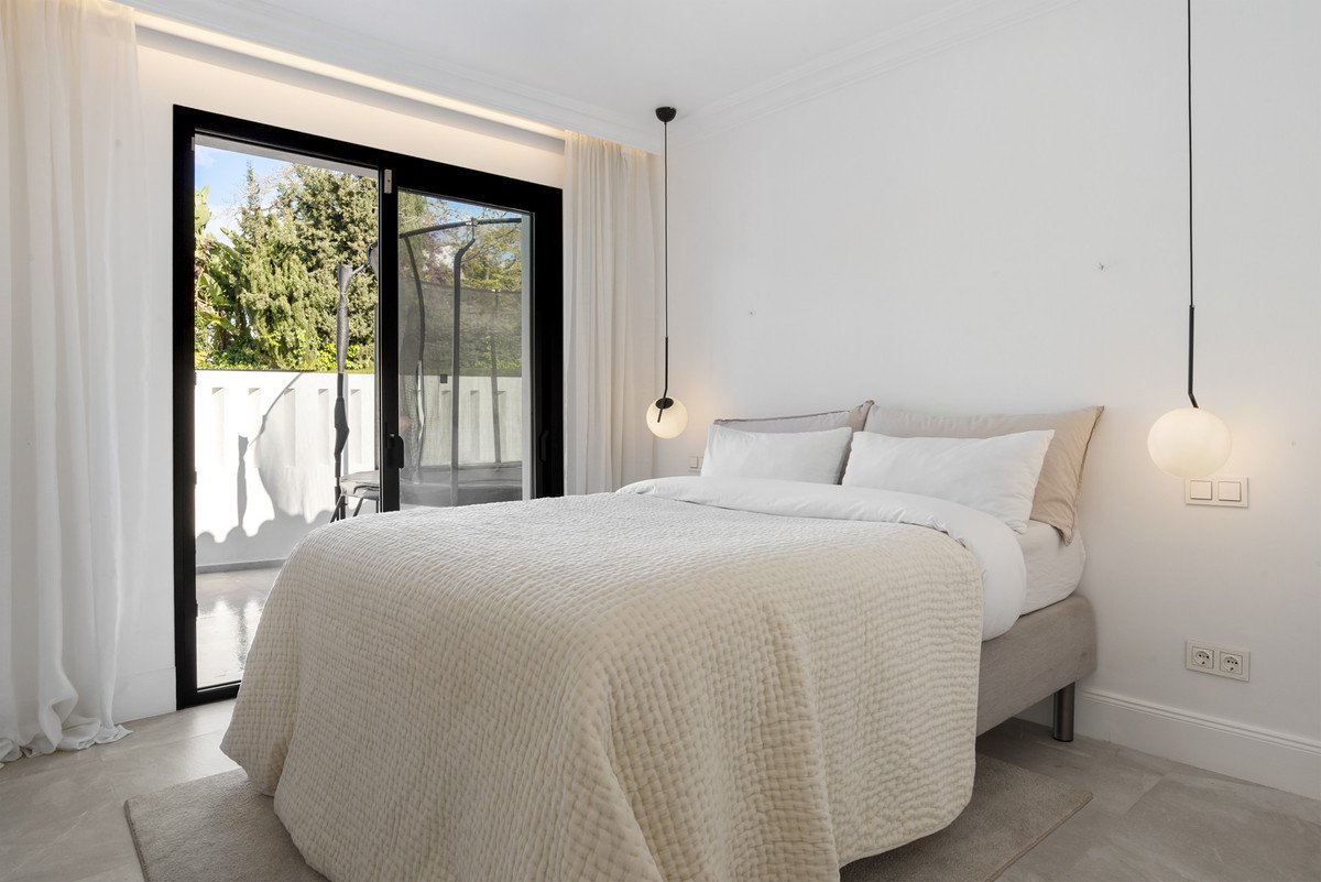 6 Bed Detached Villa in Nueva Andalucía