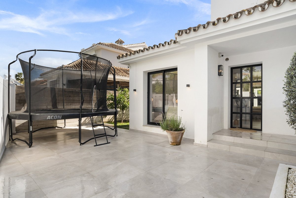 6 Bed Detached Villa in Nueva Andalucía