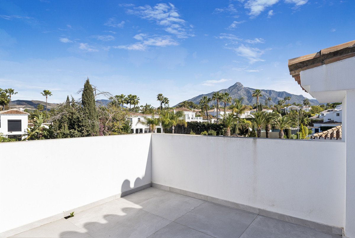 6 Bed Detached Villa in Nueva Andalucía