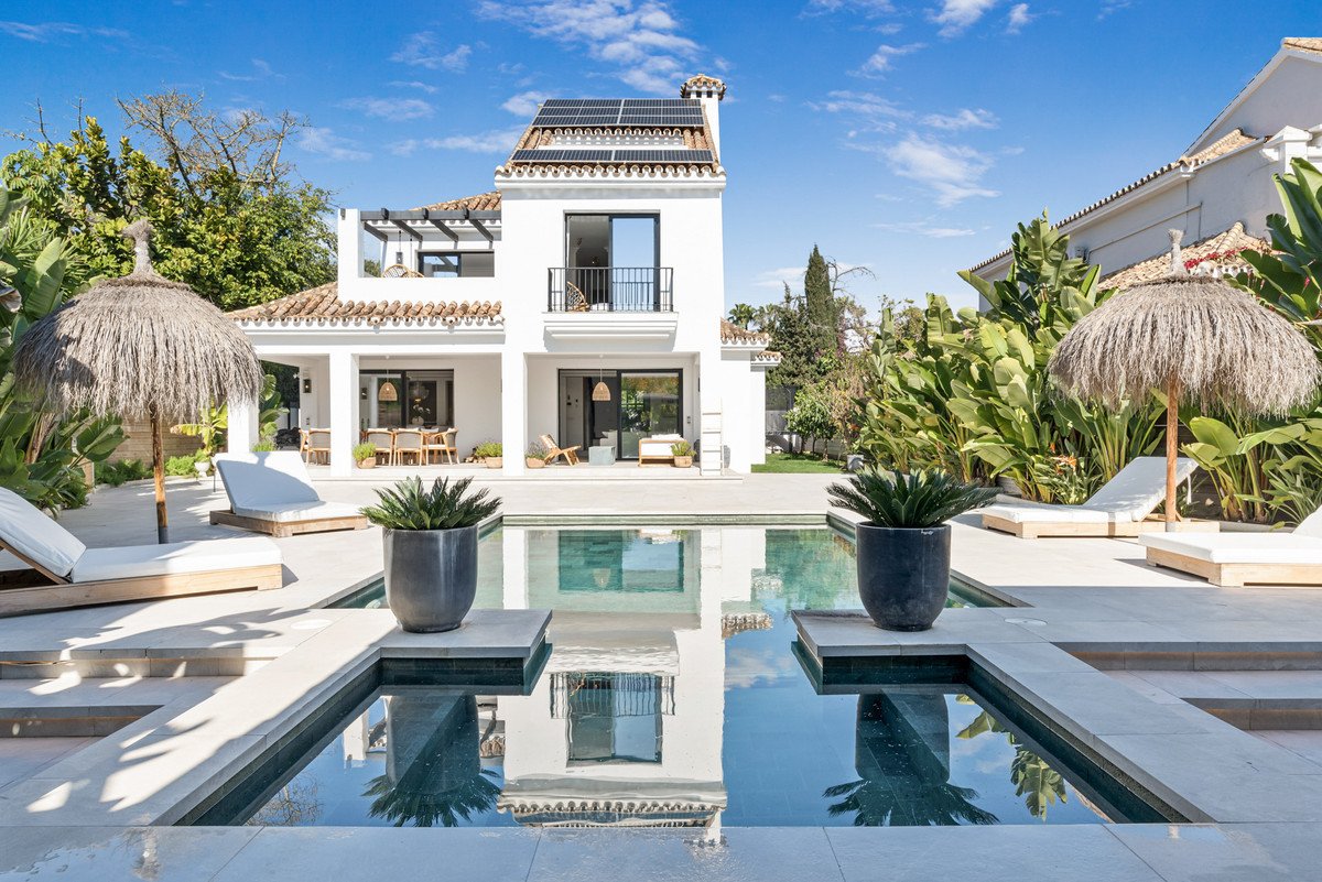 6 Bed Detached Villa in Nueva Andalucía