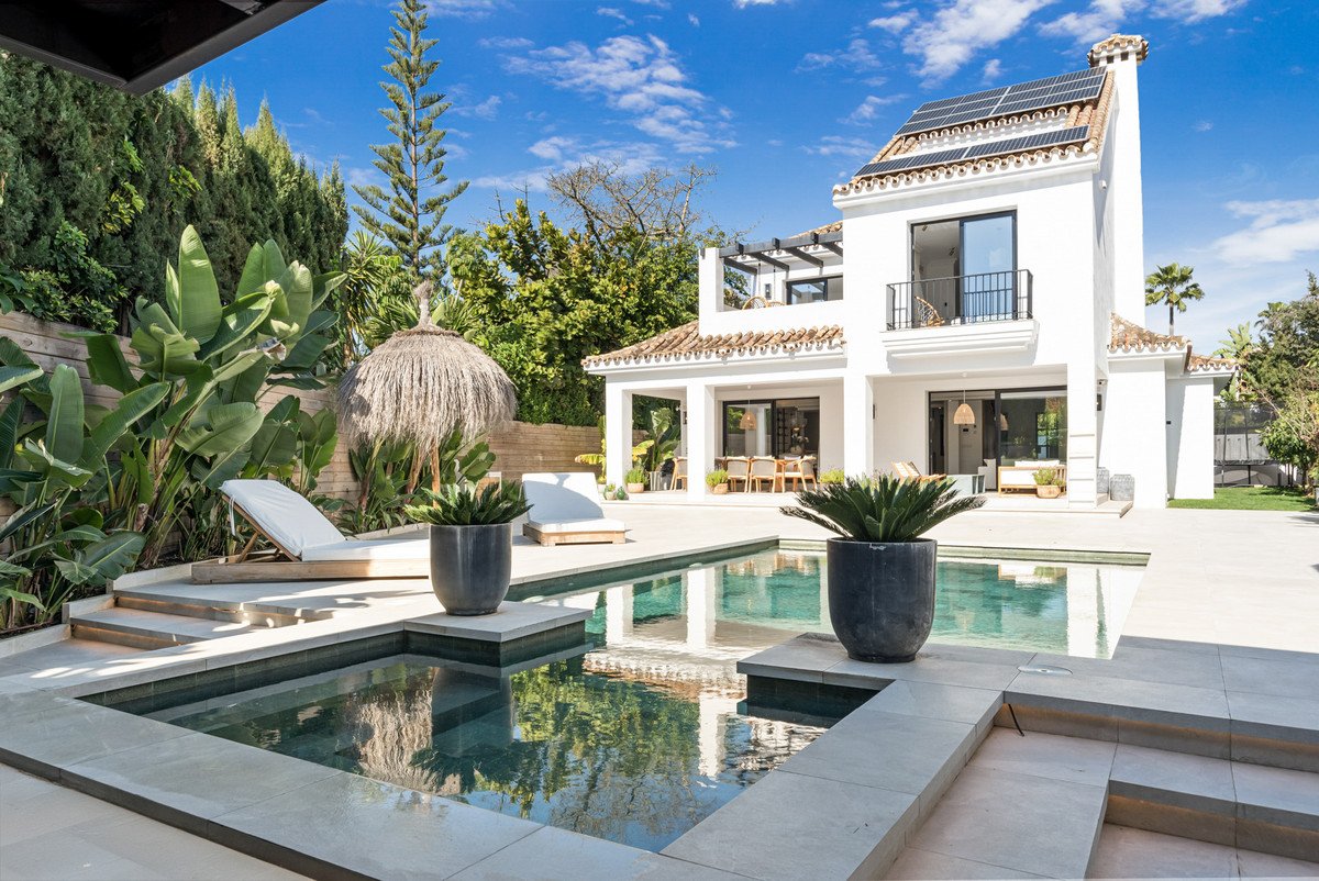 6 Bed Detached Villa in Nueva Andalucía