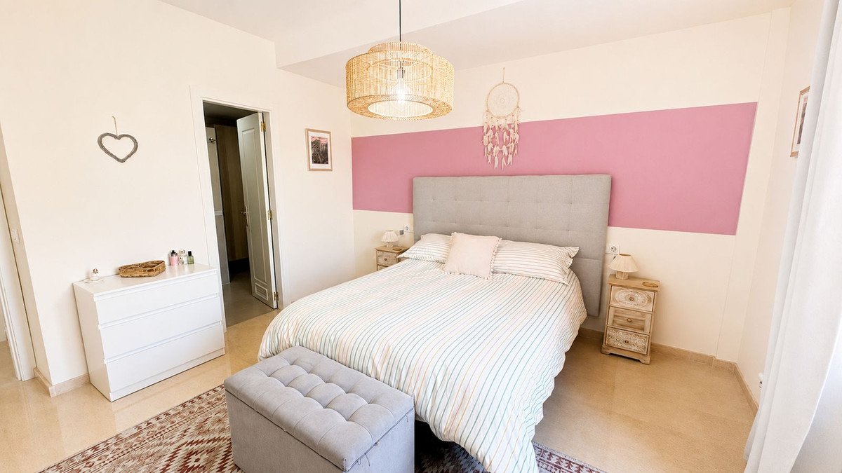 3 Bed Middle Floor Apartment in La Duquesa