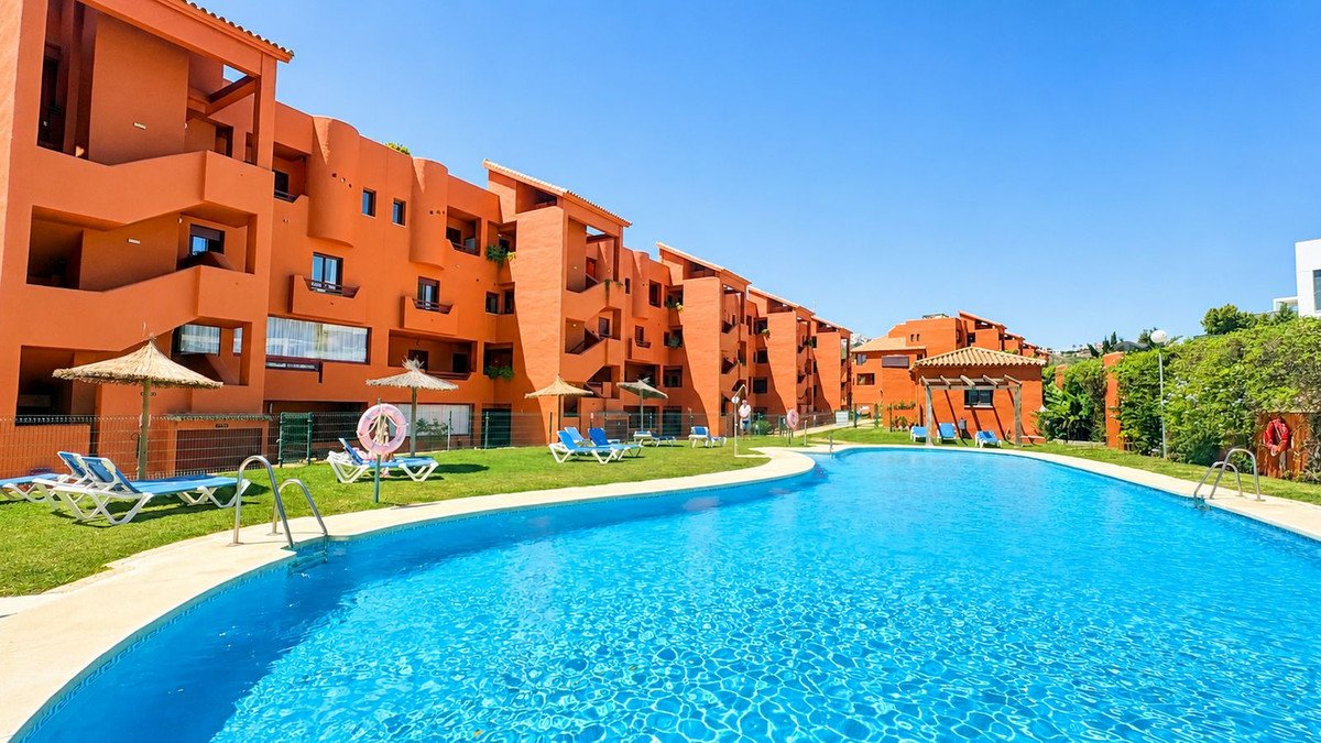 3 Bed Middle Floor Apartment in La Duquesa