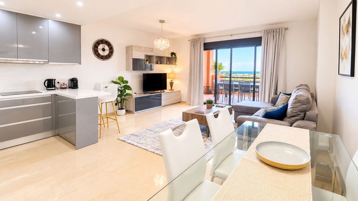 3 Bed Middle Floor Apartment in La Duquesa
