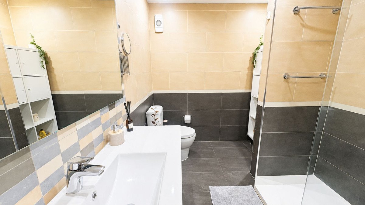 3 Bed Middle Floor Apartment in La Duquesa