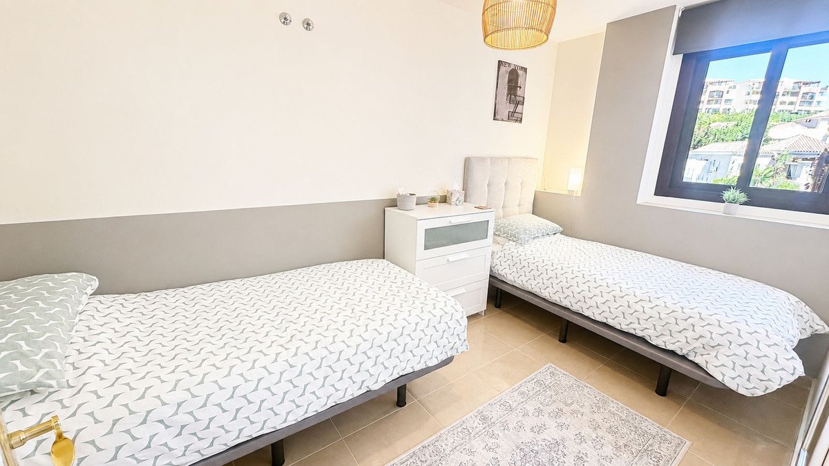 3 Bed Middle Floor Apartment in La Duquesa
