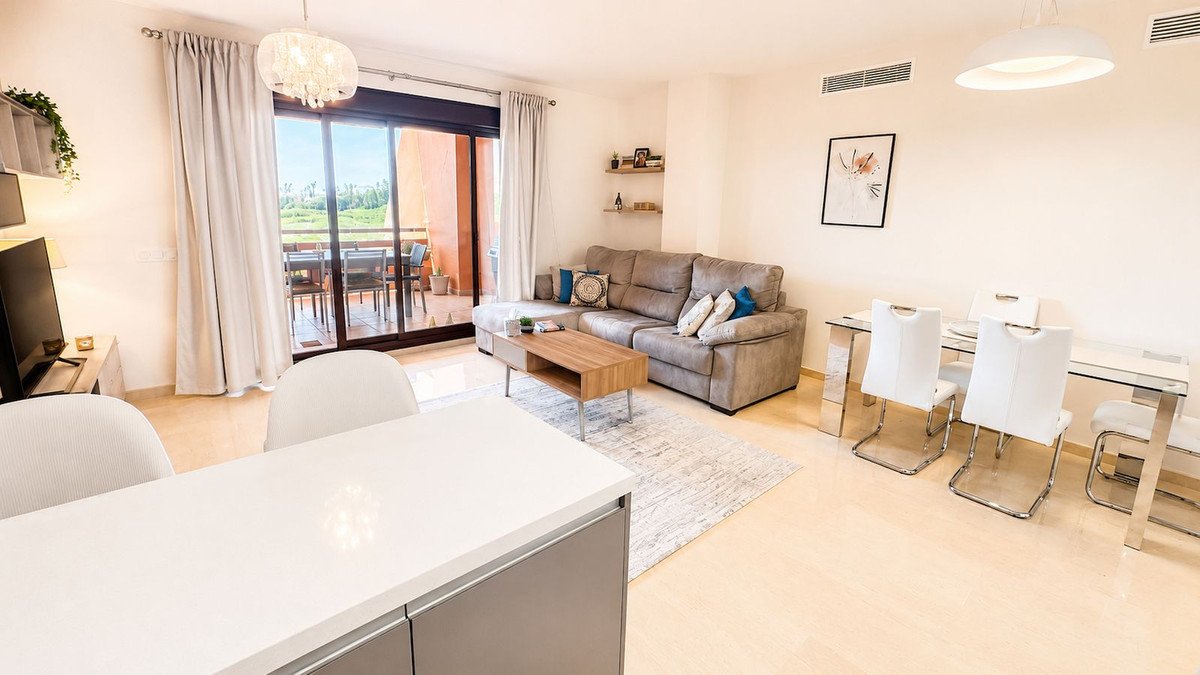 3 Bed Middle Floor Apartment in La Duquesa