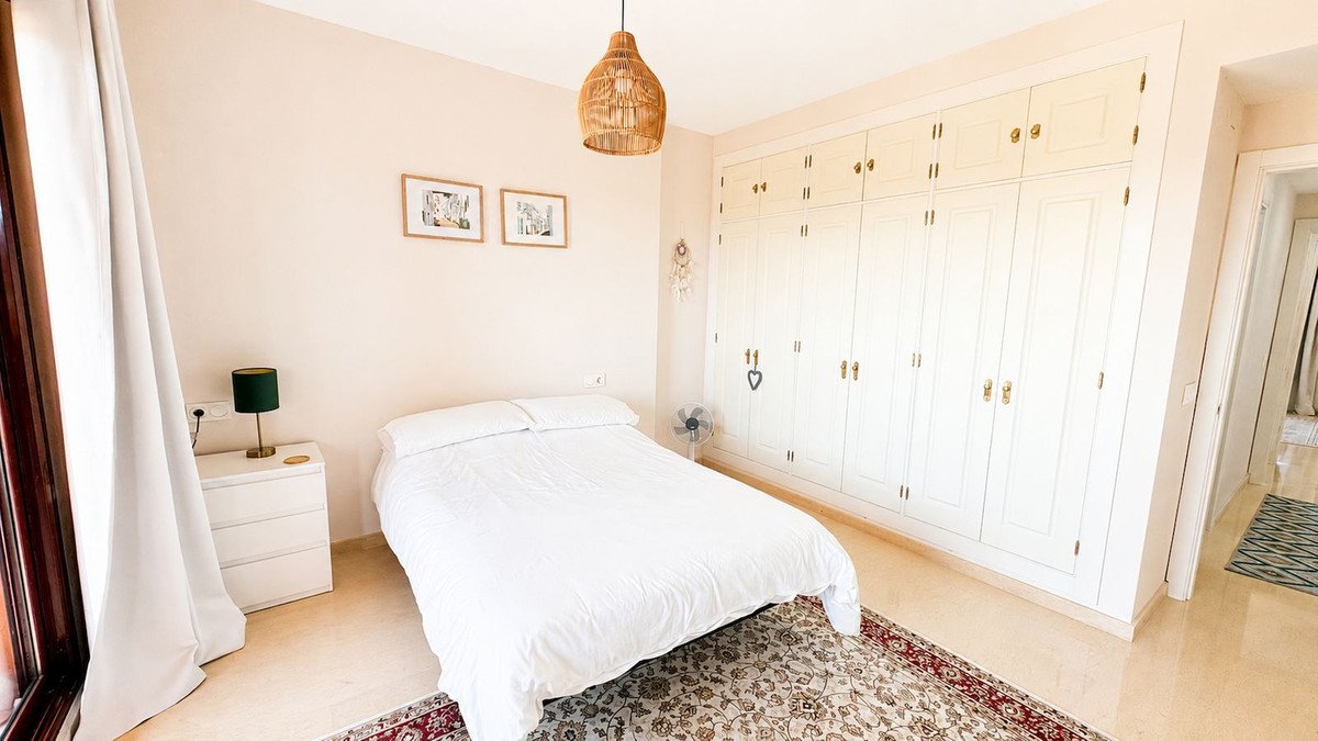 3 Bed Middle Floor Apartment in La Duquesa