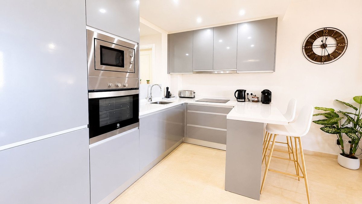 3 Bed Middle Floor Apartment in La Duquesa