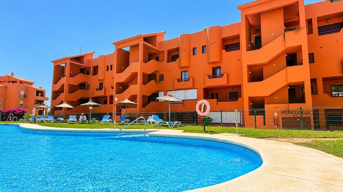 3 Bed Middle Floor Apartment in La Duquesa