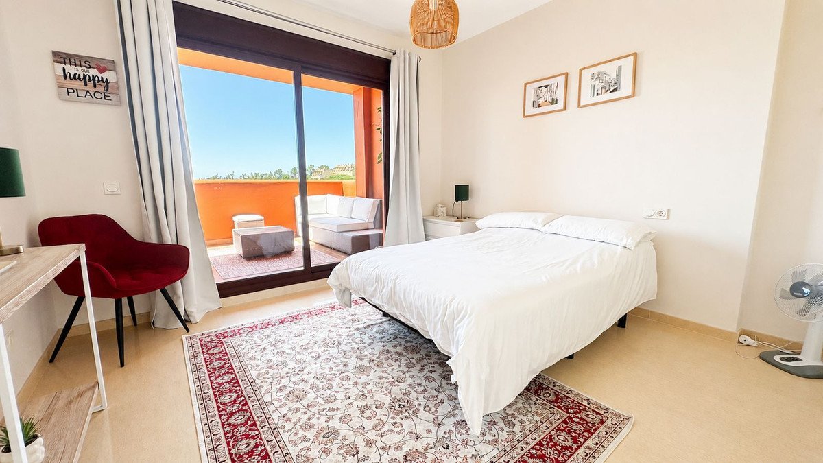 3 Bed Middle Floor Apartment in La Duquesa